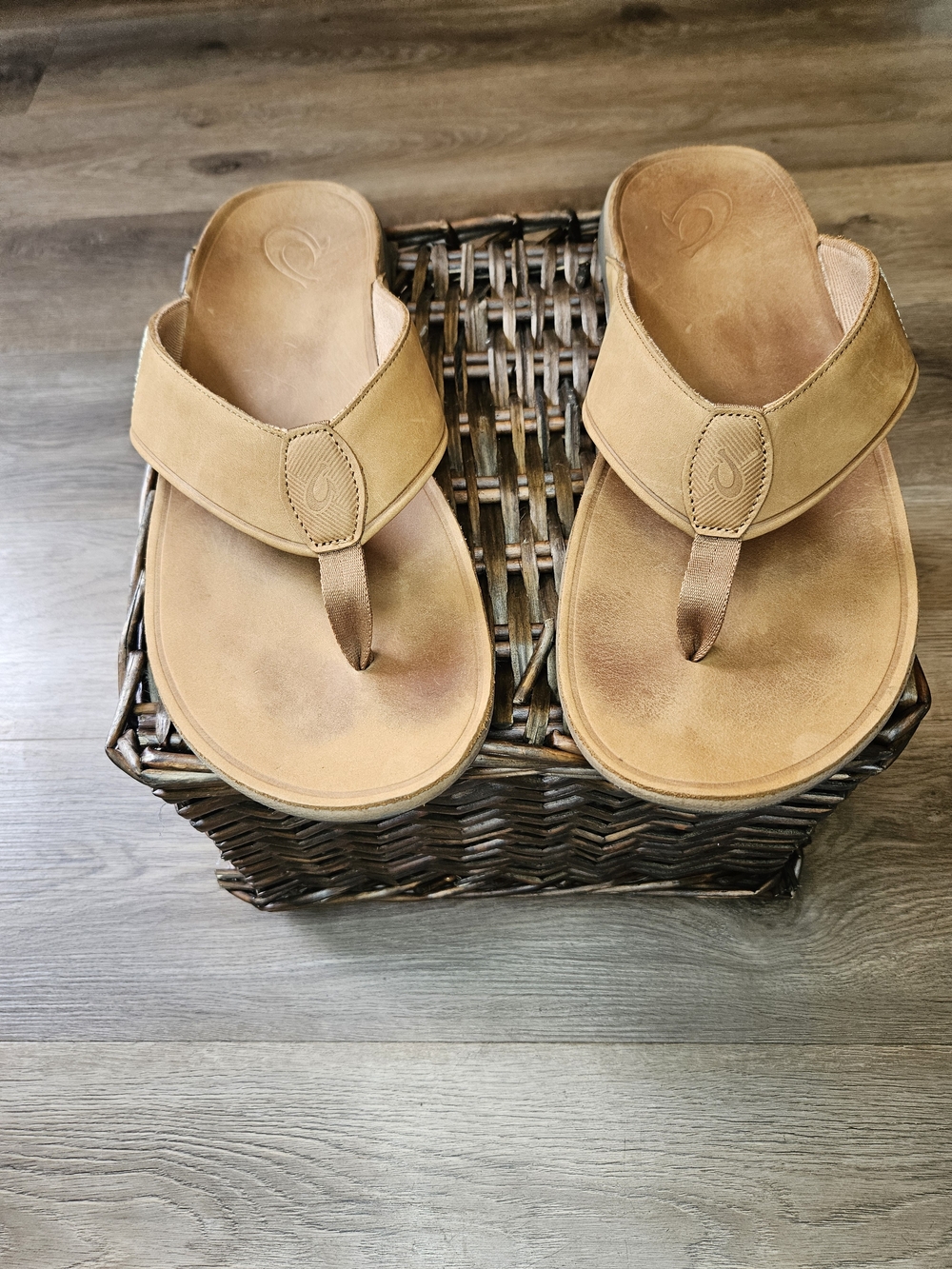 OluKai Tuahine Men's Waterproof Leather Sandals Flip Flops Tan Size 15